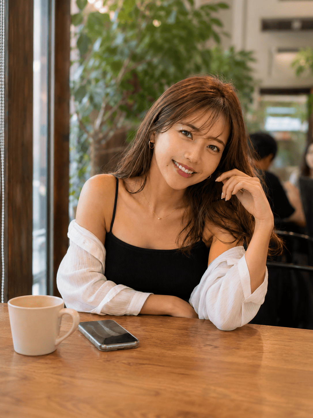 カフェで初対面、笑顔の女性(イメージ写真)