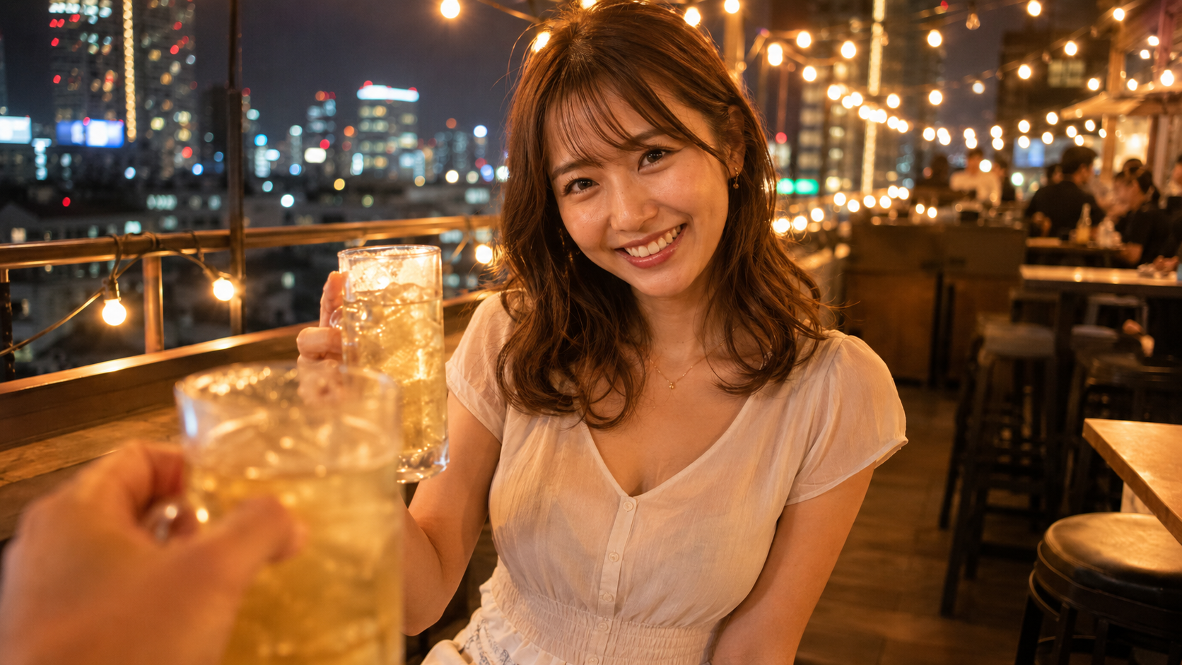 ルーフトップバーで乾杯する彼女